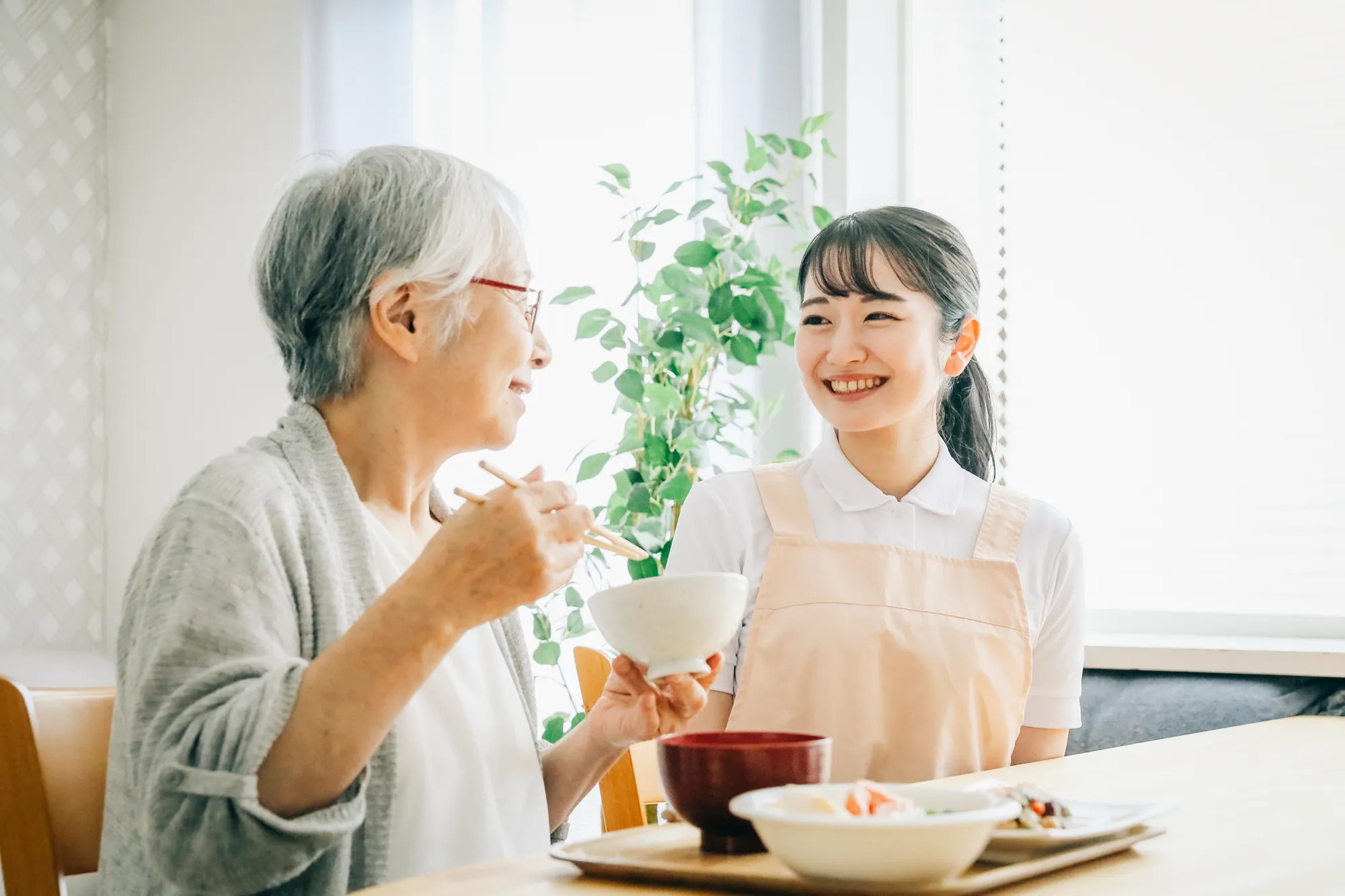 ご利用者さまのサポートをする介護士